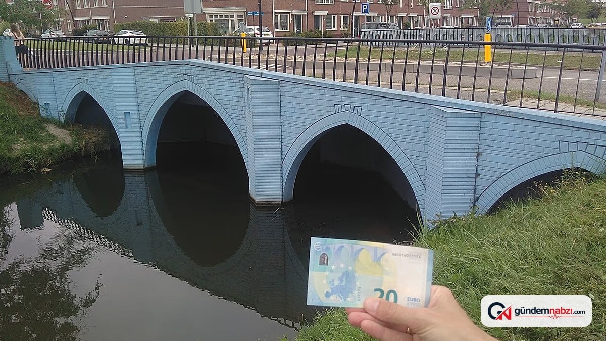 Spijkenisse'de euro banknot köprüleri bir arada