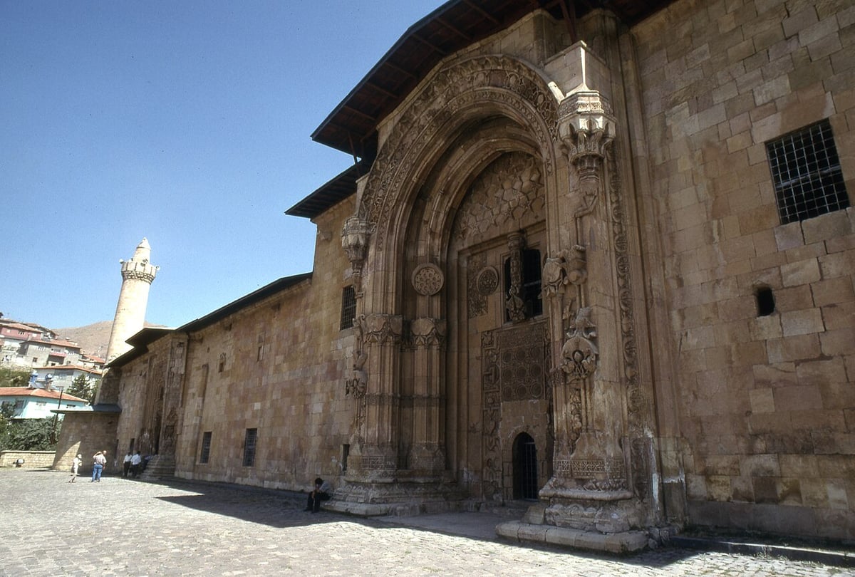 Divriği Ulu Camii'nin taş gölgeleri ziyaretçileri büyülüyor