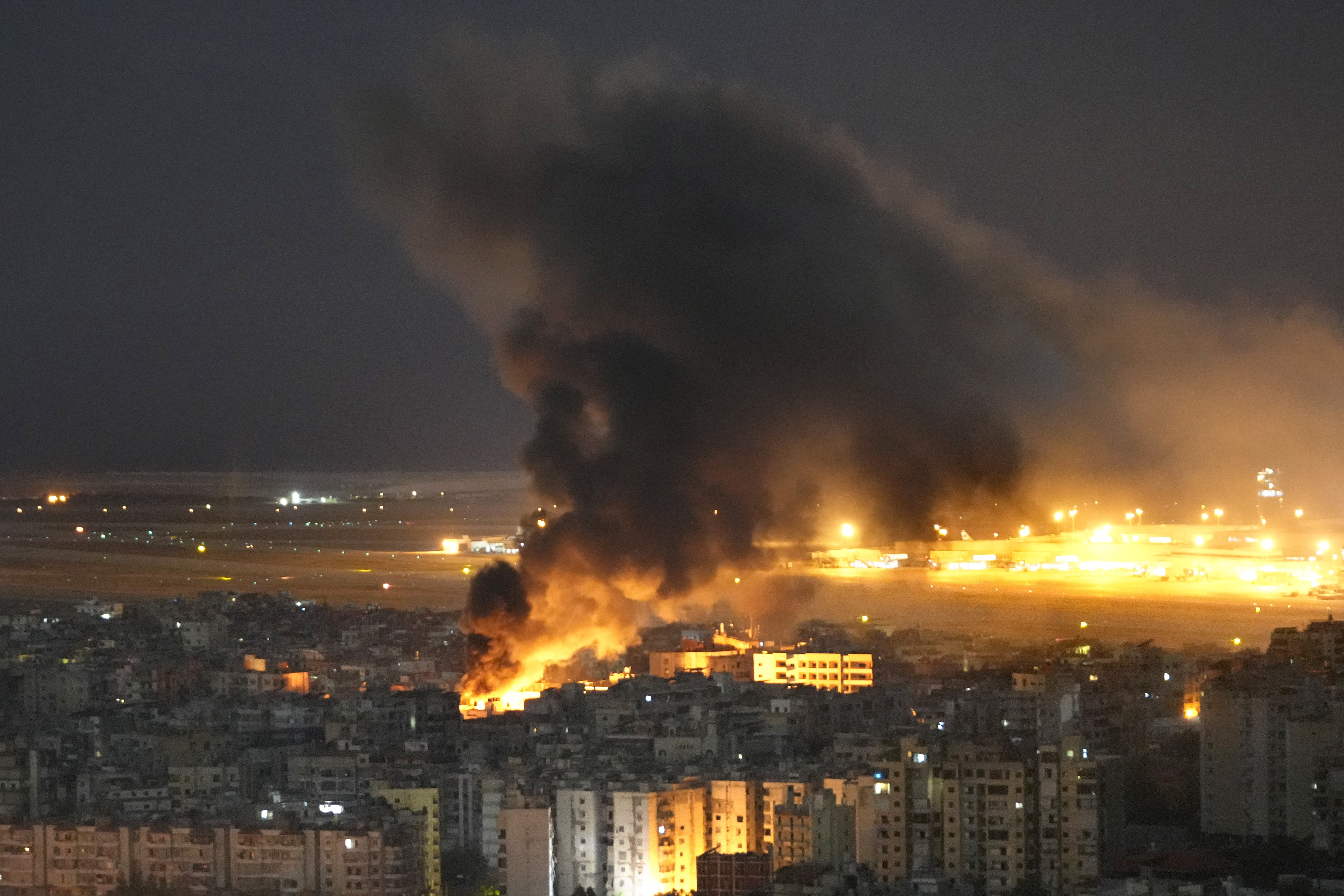 İsrail ordusu Gazze'de evleri hava saldırılarıyla bombaladı