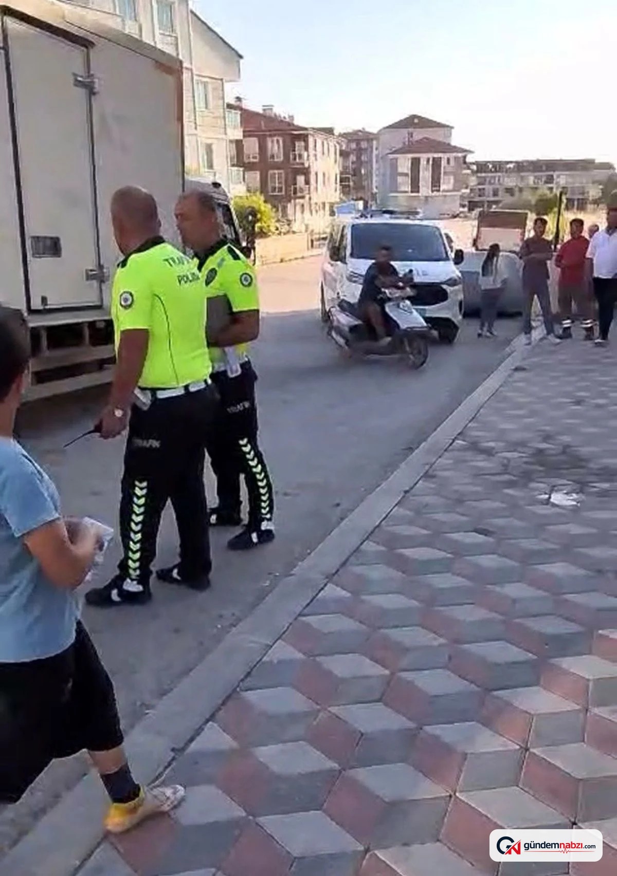 Burdur'da tamir etmek istediği kamyonetin altında kalan sürücü yaralandı
