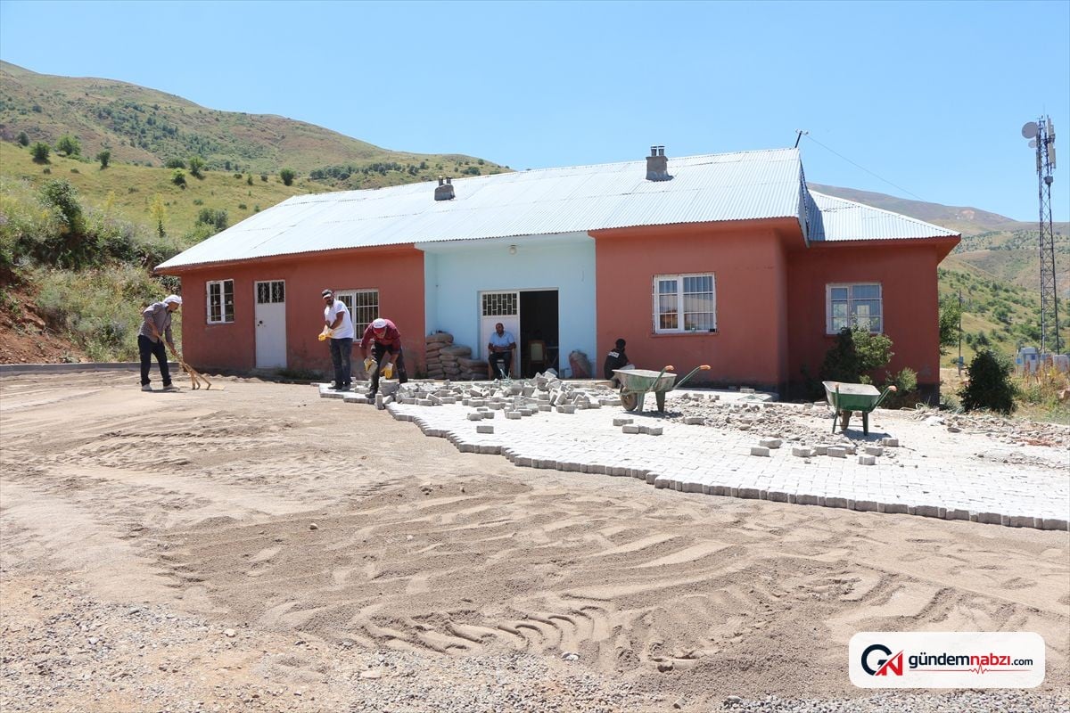 Bingöl Karlıova'da kilitli parke taşı çalışmaları başladı