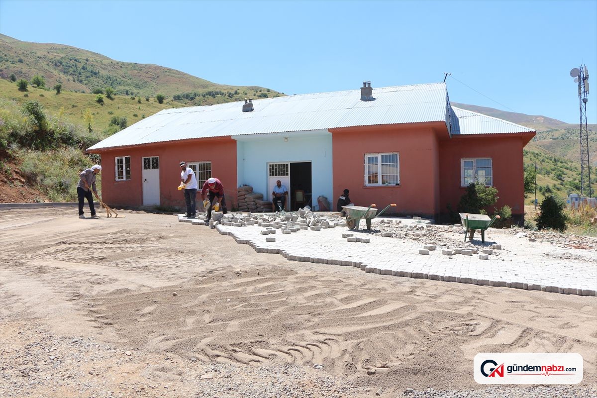 Bingöl Karlıova'da kilitli parke taşı çalışmaları başladı