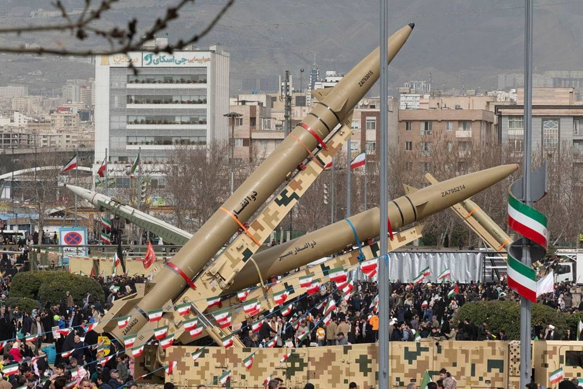 Tahran'da Azadi Meydanı'na Zülfikar ve Zülkadir füzeleri yerleştirildi