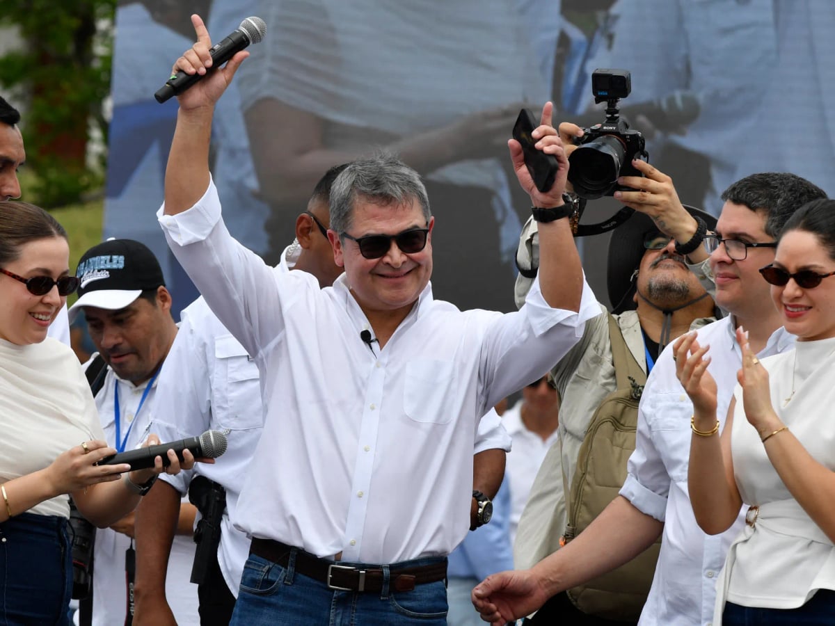 Eski Honduras lideri Hernandez ülkesine döndü