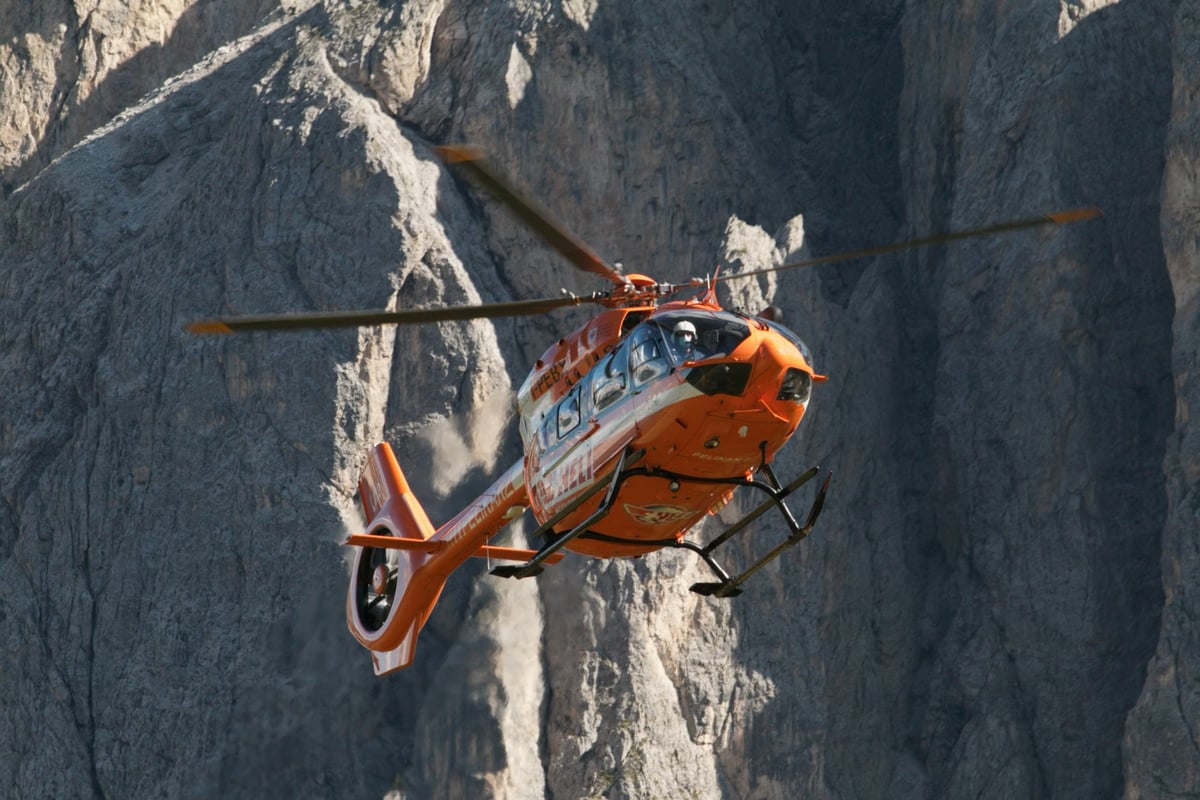 Tunceli'de Dağlık alanda ayağı kırılan kadın helikopterle alındı