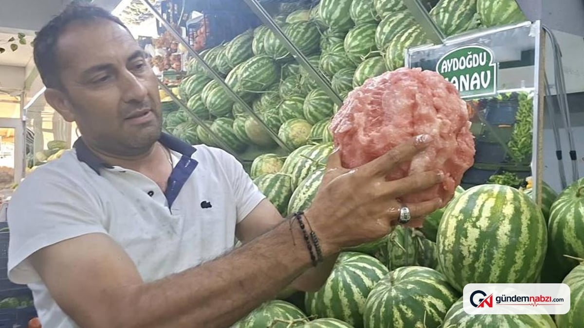 Kütahyalı manav bıçak kullanmadan karpuzu eliyle soydu