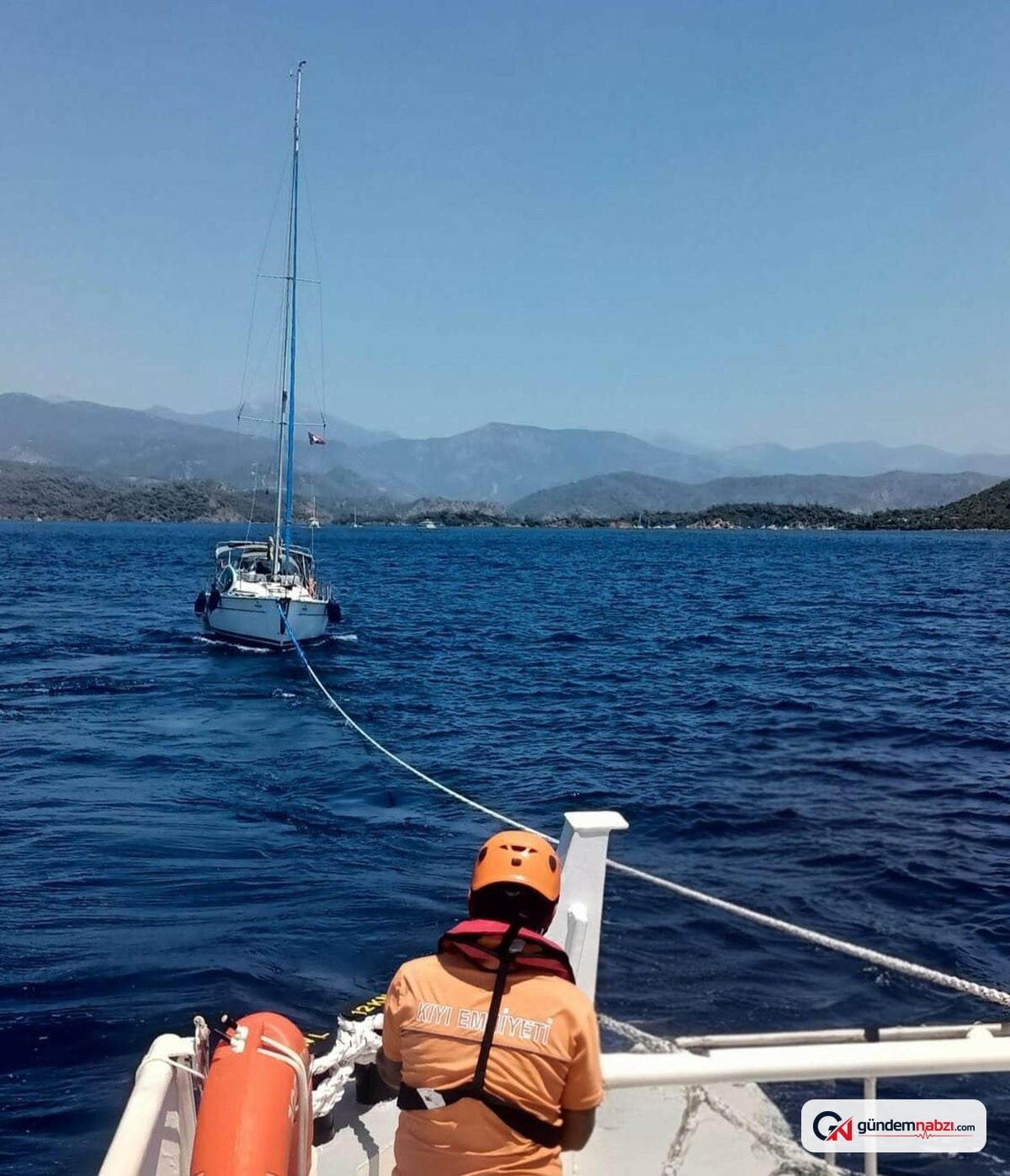 Muğla'da makine arızalı tekne kurtarıldı