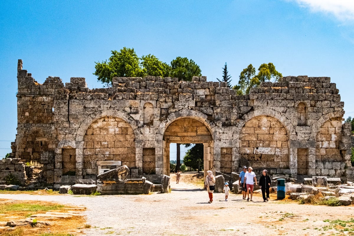 Antalya Side Antik Kenti'nde ipler üzerinden girenlere uyarı