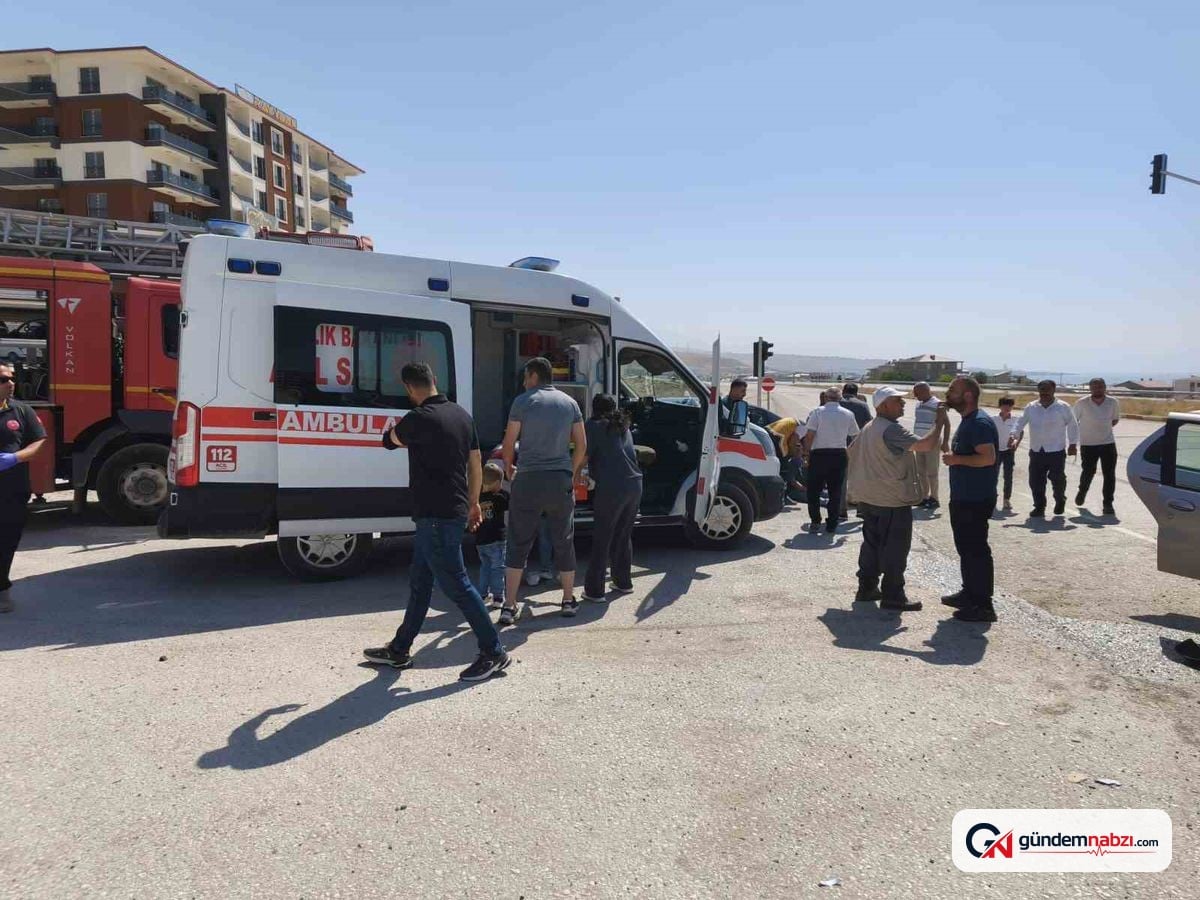 Van'ın Edremit ilçesinde kamyonet ile otomobil çarpıştı: 6 yaralı