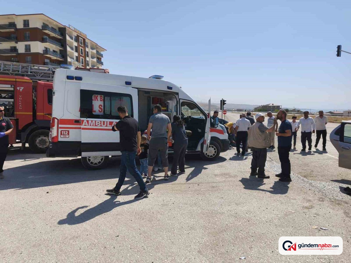 Van'ın Edremit ilçesinde kamyonet ile otomobil çarpıştı: 6 yaralı
