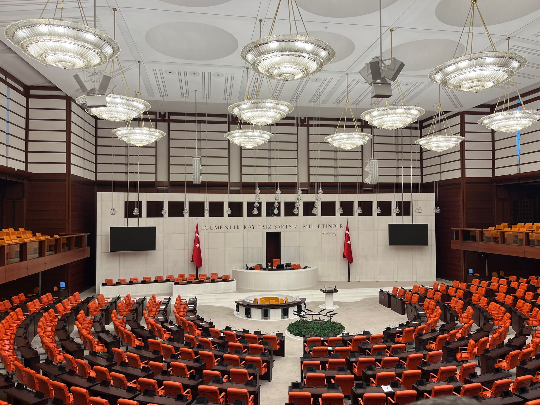 Özgür Özel yeni partiyi duyurdu, Zeydan Karalar CHP'de kaldı