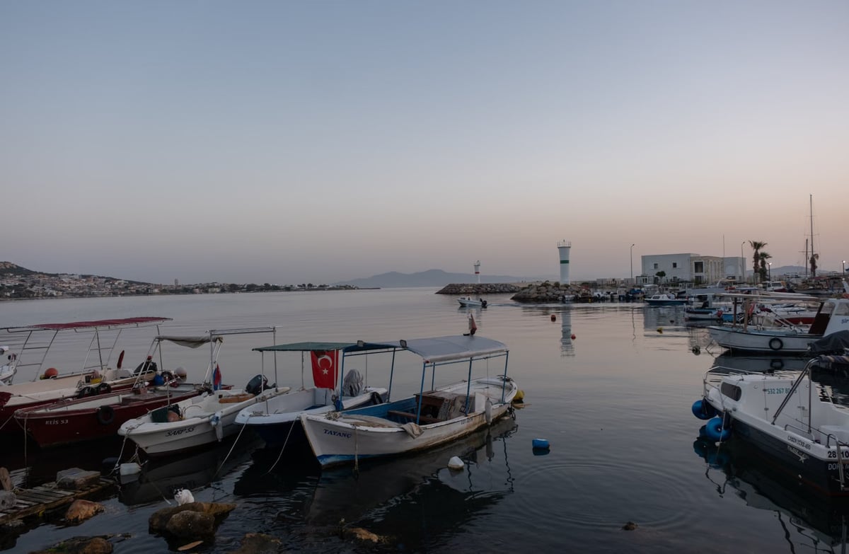 Balıkesir'de balıkçılar kum nedeniyle limana giremiyor