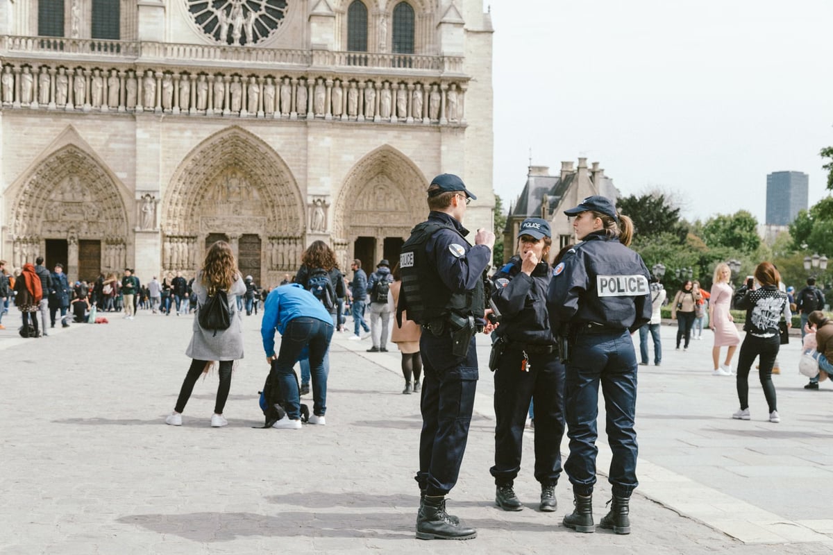 Paris'te bıçaklı saldırı: 3 kadın yaralandı