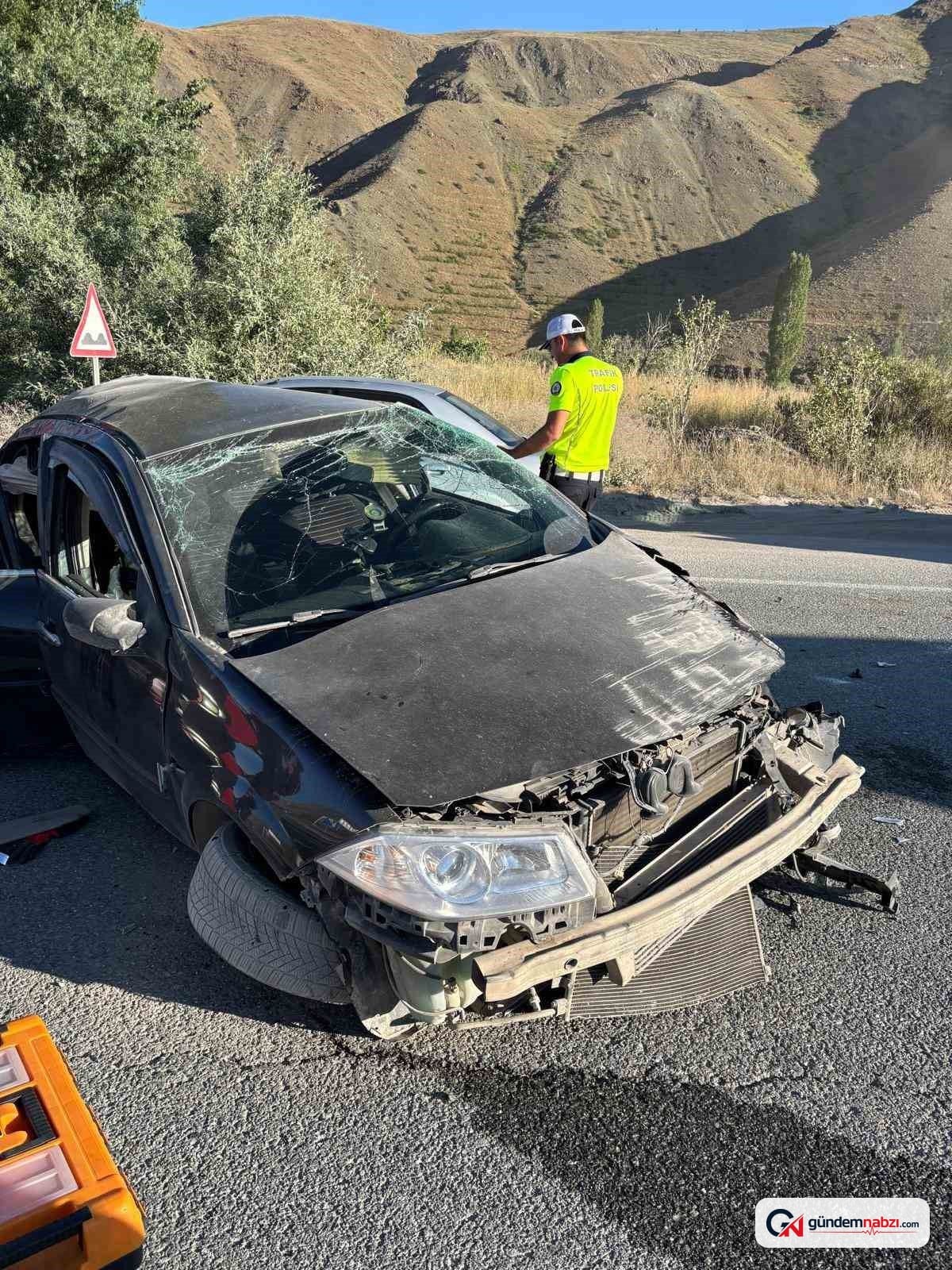 Erzincan-Sivas Karayolu'nda takla Atan araçta 3 Yaralı