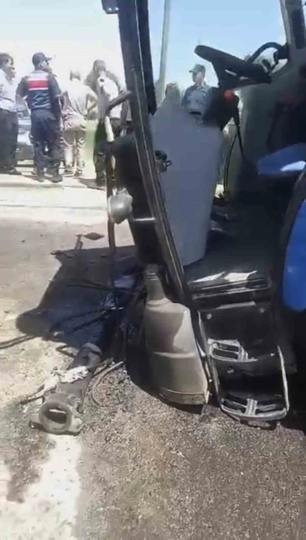 Muş'ta trenin çarptığı traktör ikiye bölündü