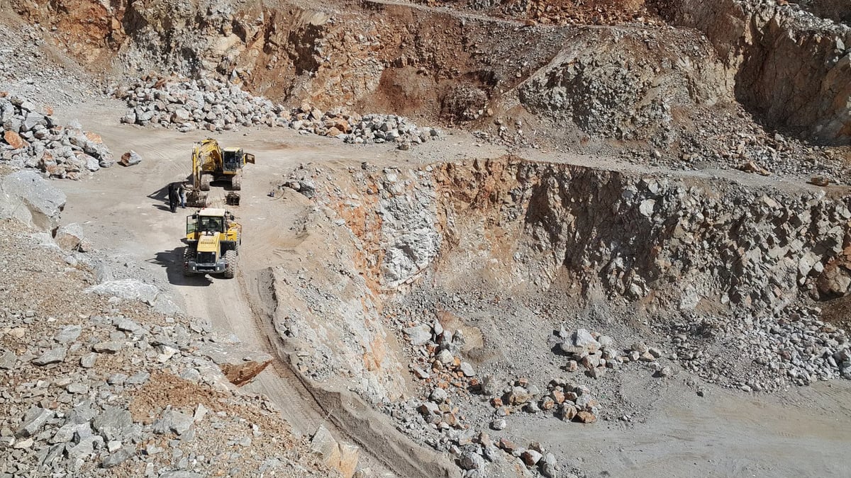 Rize'de iş makinesi 250 metre uçuruma yuvarlandı