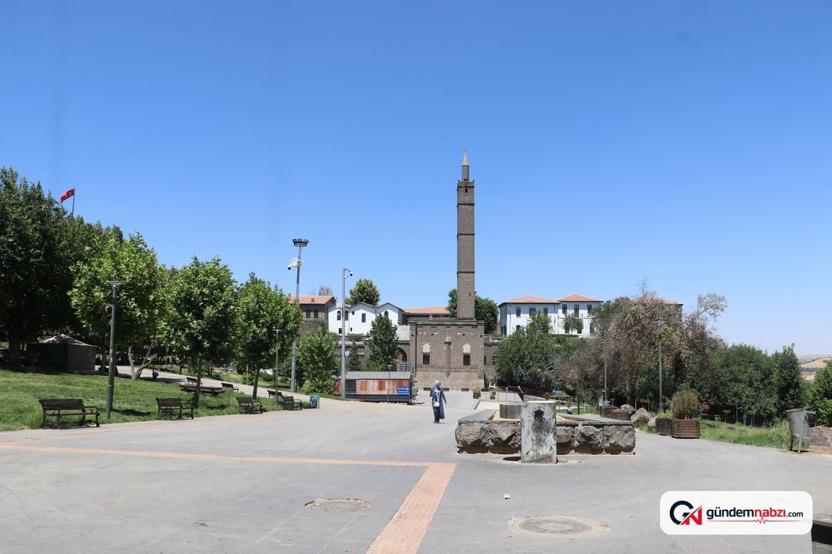 Diyarbakır'da 40 dereceyi aşan sıcaklar tarihi mekanları boşalttı