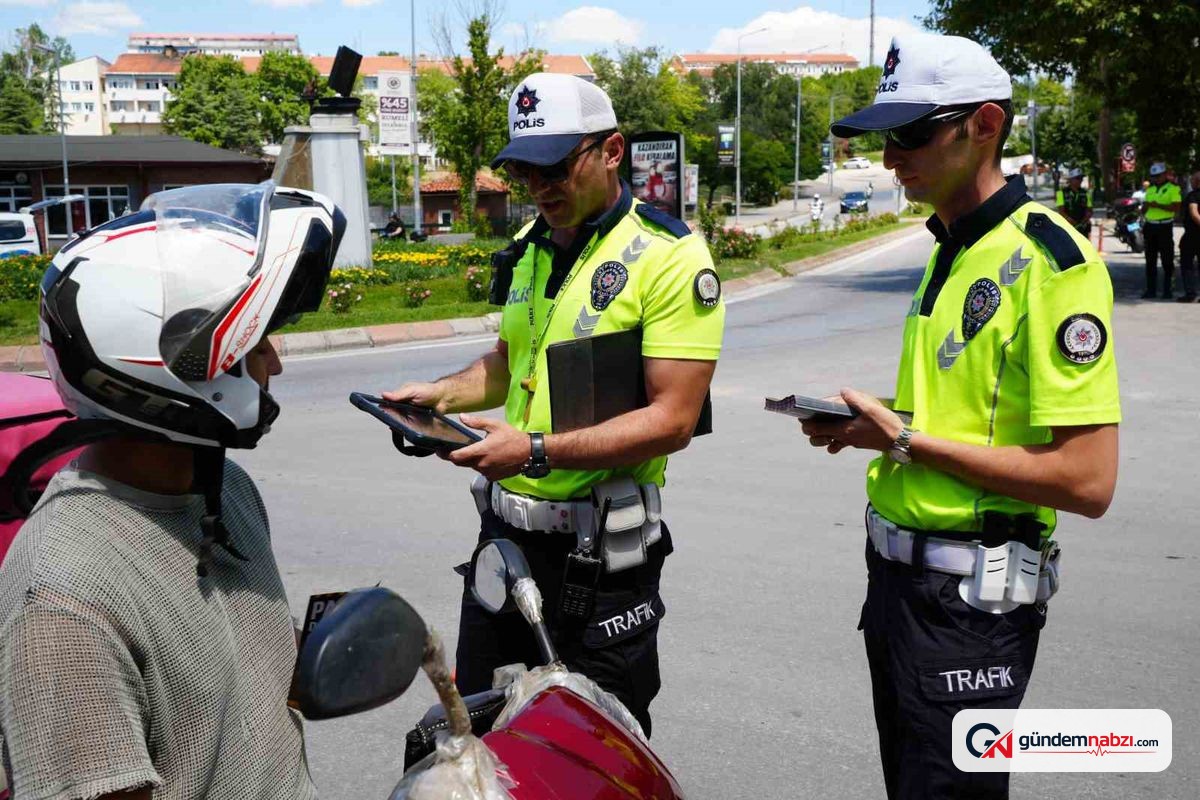Edirne'de polisten motosikletlilere hem eğitim hem rehber
