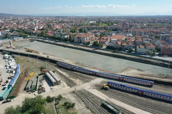 İki havalimanı demir yolu ile bağlanacak