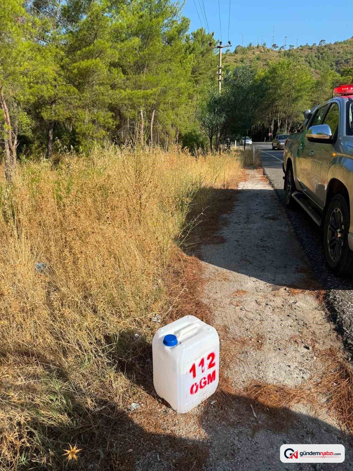 Muğla Marmaris'te yol kenarlarına su dolu yangın bidonları yerleştirildi