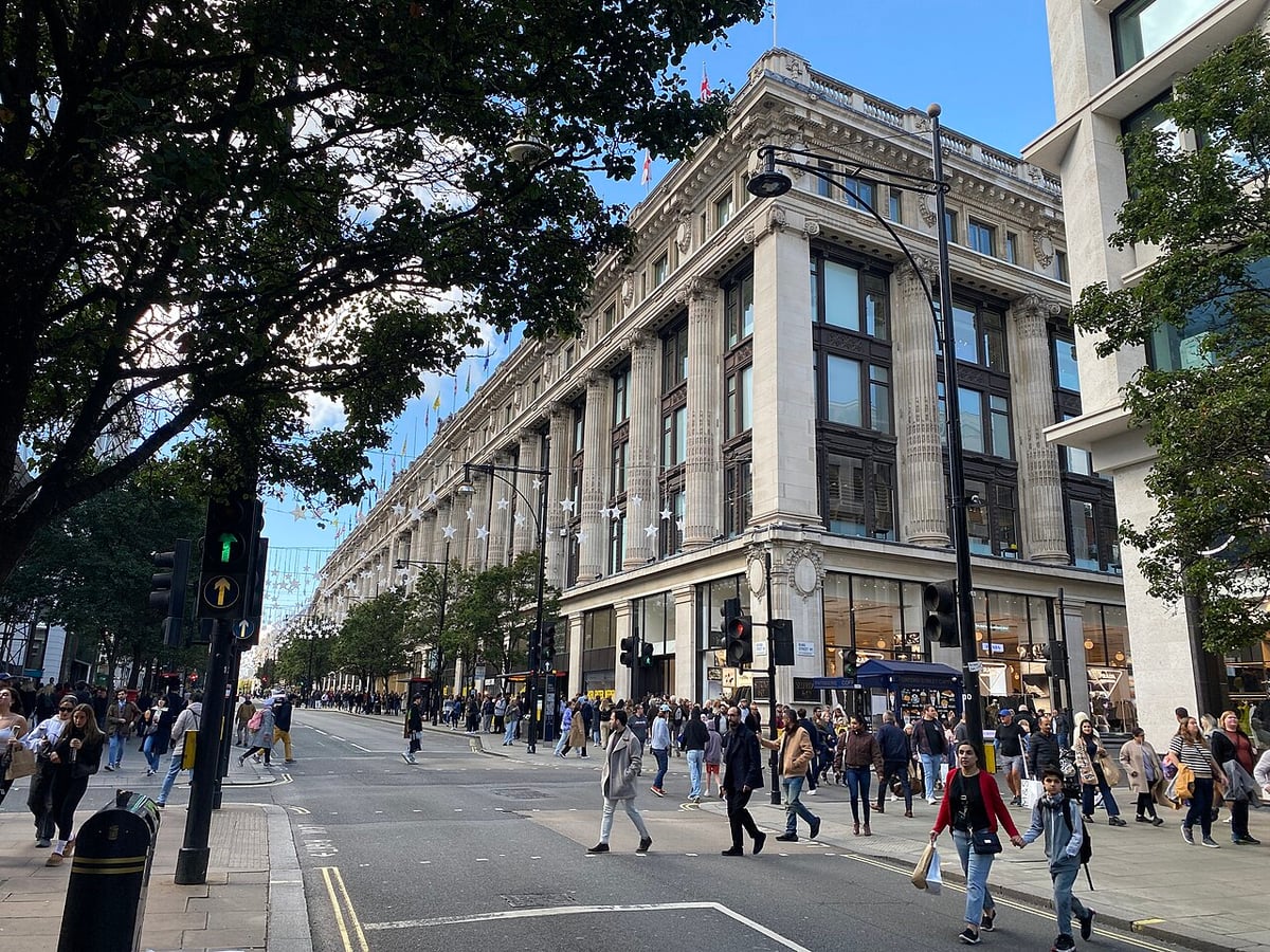 1886 markası Londra'nın Selfridges'inde yer aldı