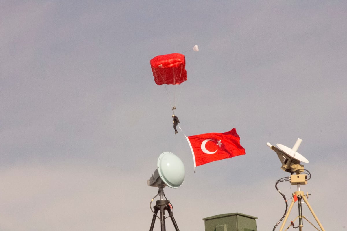 MSB SAT komandolarının paraşüt eğitimini paylaştı