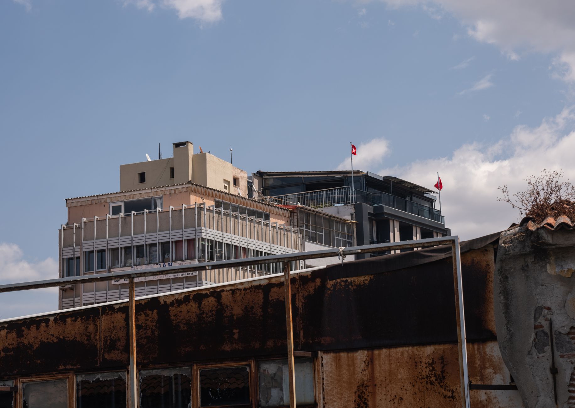 Uşak'ta çatıdan düşen kişi hayatını kaybetti