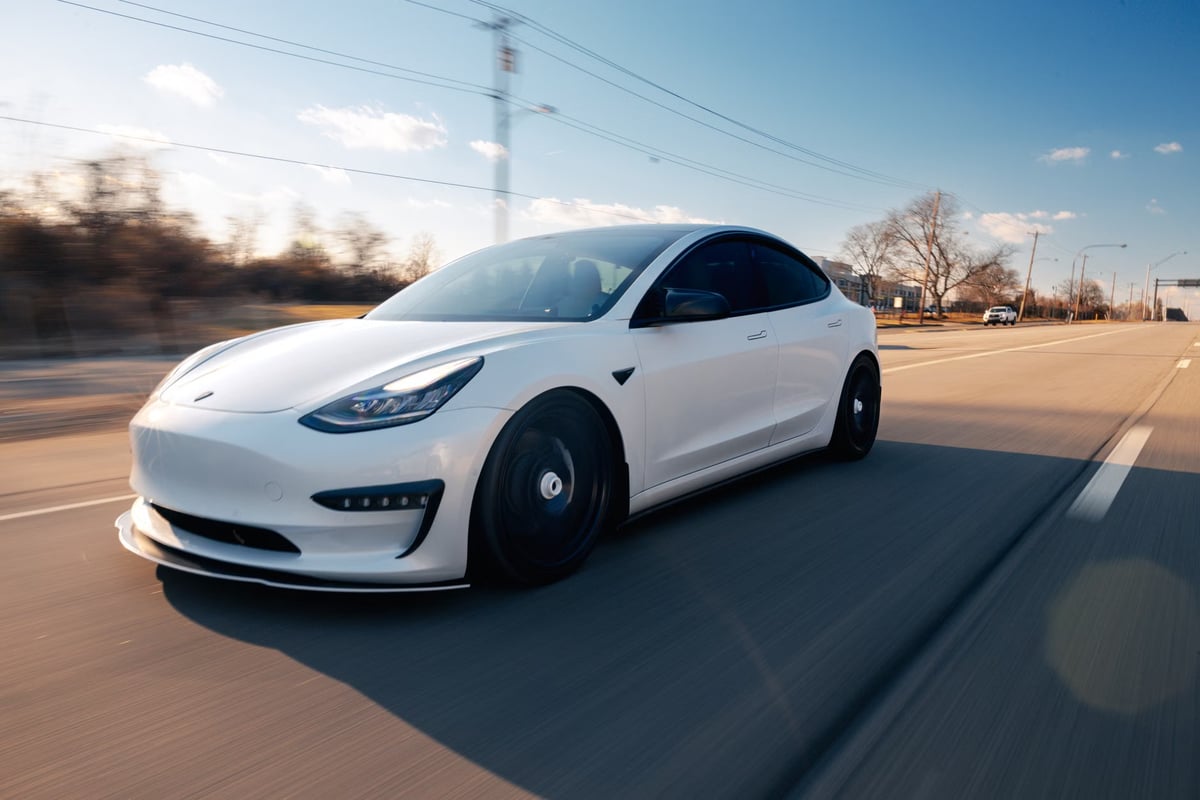 Fransa'nın otonom sürüş kararı Tesla sahiplerini etkileyebilir