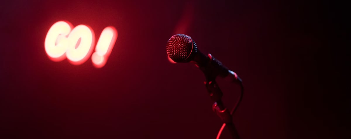 Dünyanın gidişatından kaygılananlar standup komedide çare arıyor
