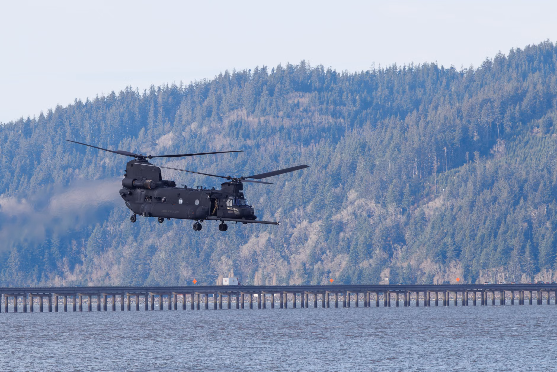 Oregon'da balık habitatı için nehre helikopterle ağaç bırakıldı