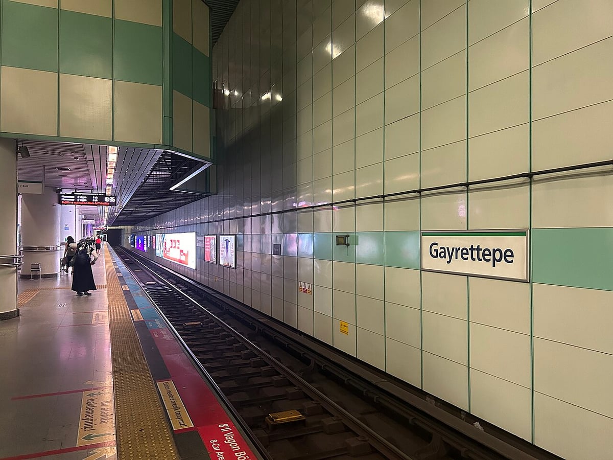 İstanbul'da metroda kaza: Raylara düşen görme engelli yolcu kurtarıldı