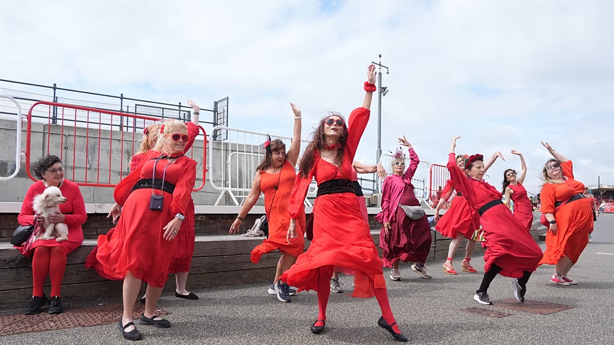 İngiltere'de yüzlerce kişi Kate Bush dansını tekrarladı