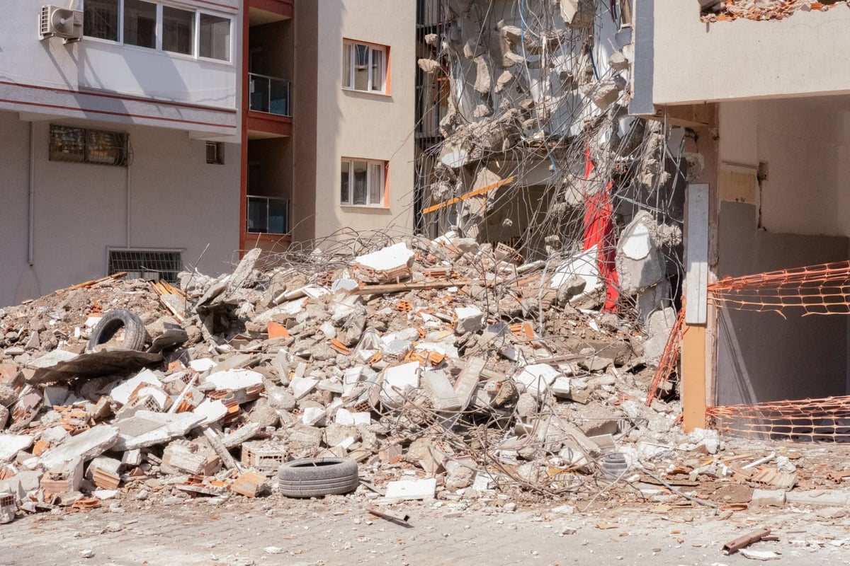 İstanbul'da kentsel dönüşümdeki binanın balkon ve duvarı çöktü