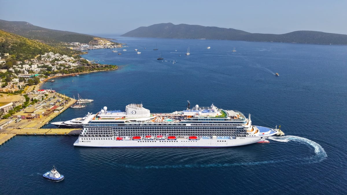 Malta bayraklı kruvaziyer Marmaris'e 2 bin 540 turist getirdi