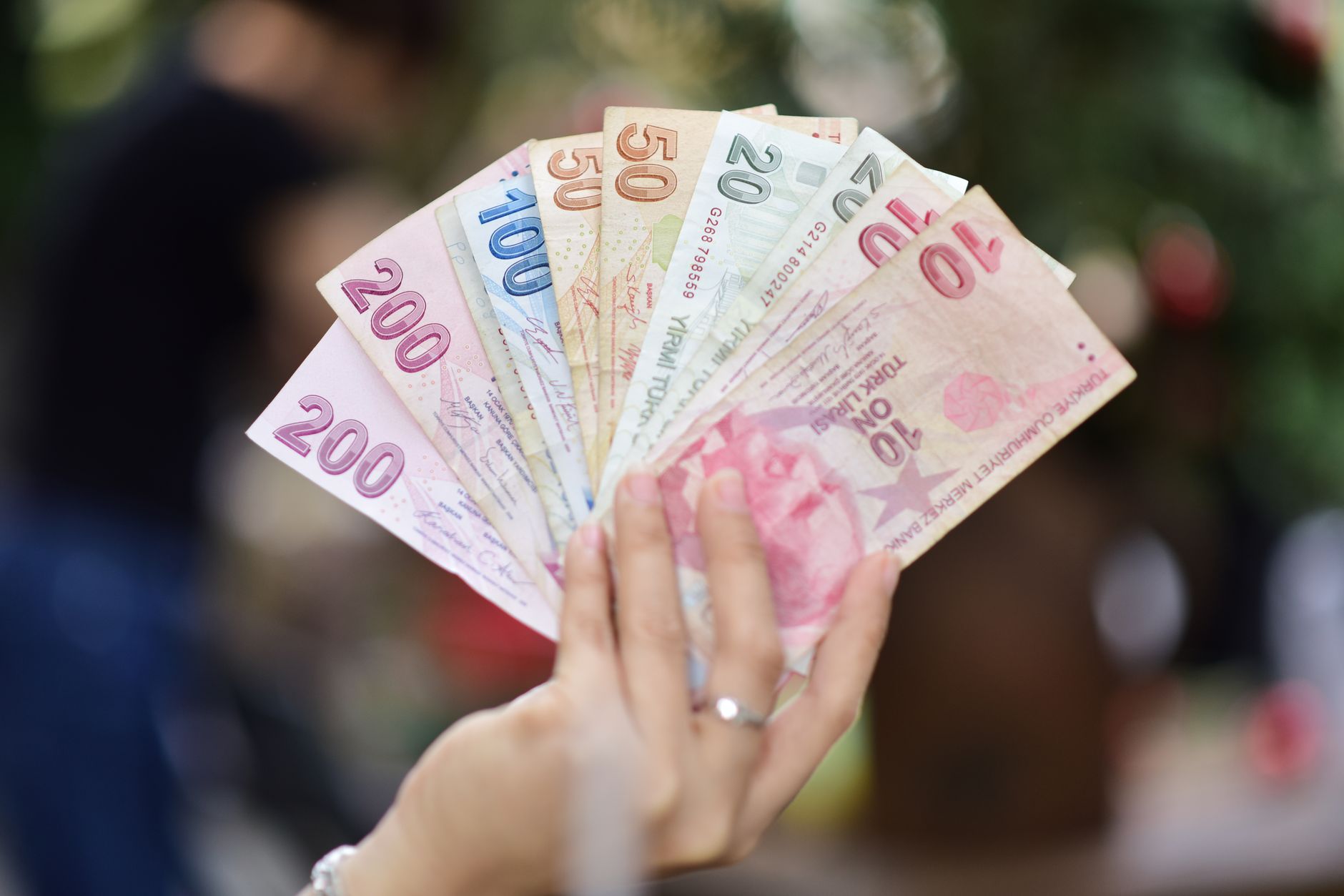 Dolar/TL'de kritik seviyeler test ediliyor