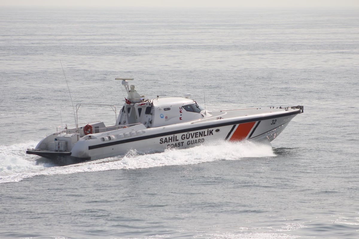 İzmir açıklarında iki operasyonda 69 düzensiz göçmen yakalandı