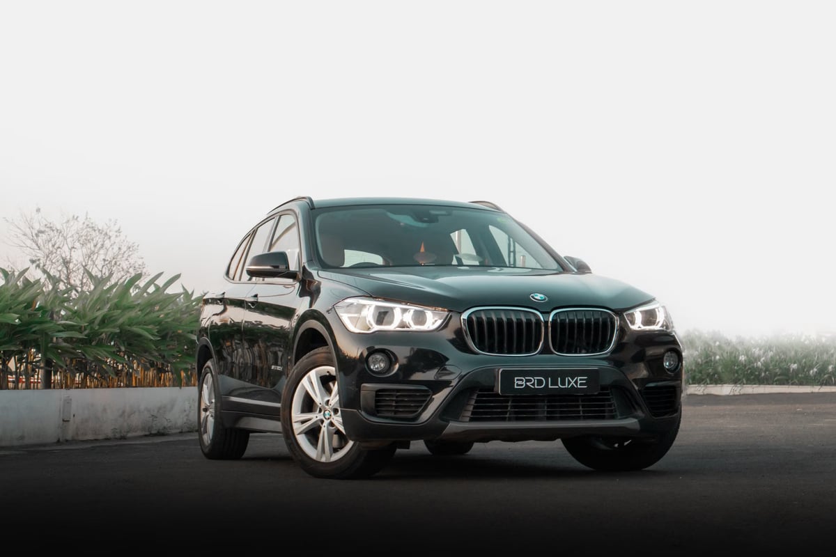 SUV'ye giren ayı kornaya basınca mahalleliyi ayağa kaldırdı