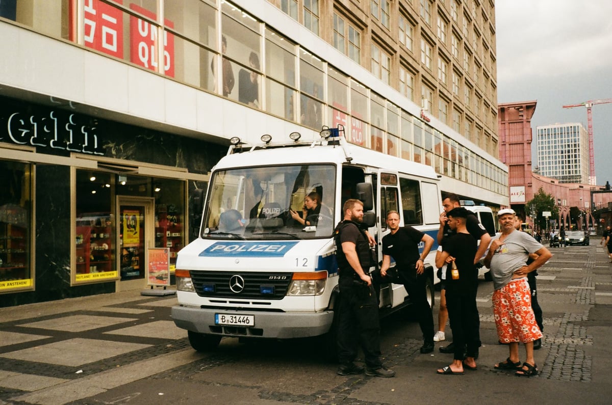 Berlin'de araç kalabalığın arasına daldı: Ölü ve yaralılar var