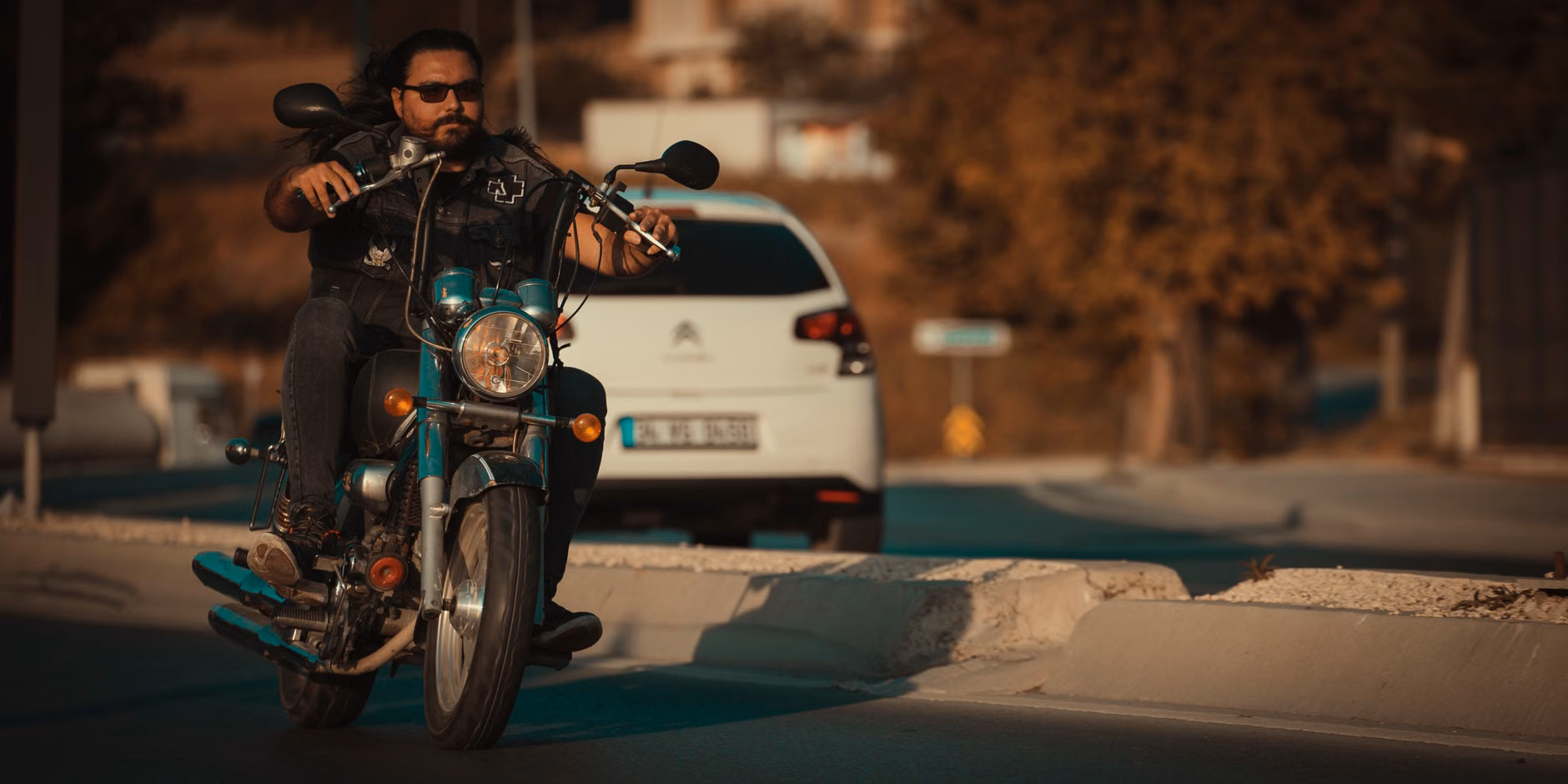 İzmir'de otomobille çarpışan motosiklet sürücüsü hastanede hayatını kaybetti
