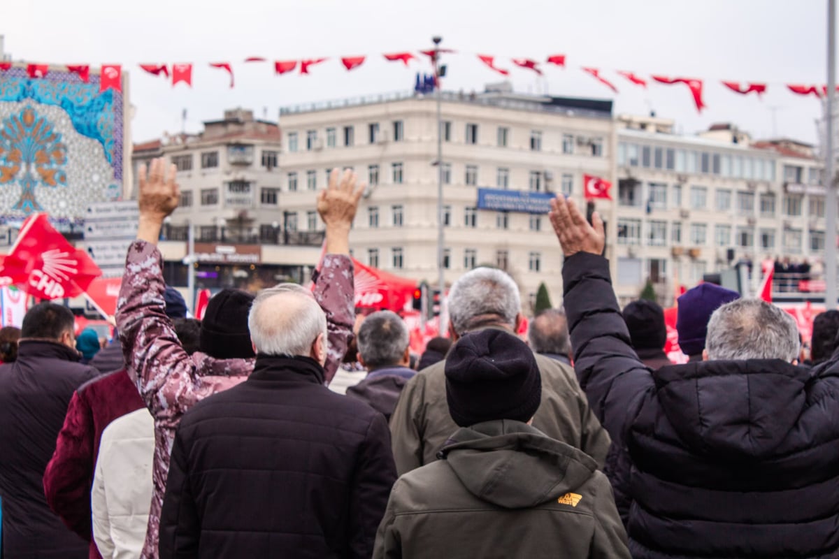 İstanbul'daki parti rozet töreni için cast ajansından figüran taşındığı iddia edildi