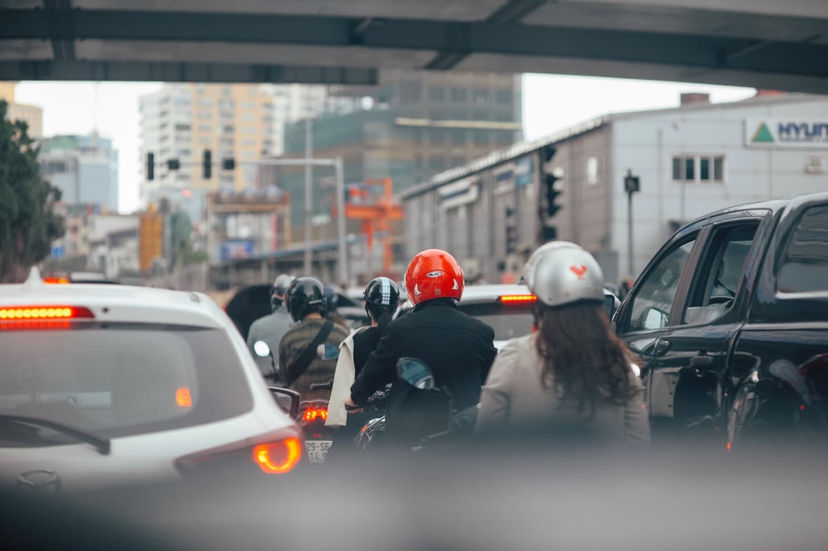 İstanbul'da otomobile çarpan motosiklet sürücüsü öldü