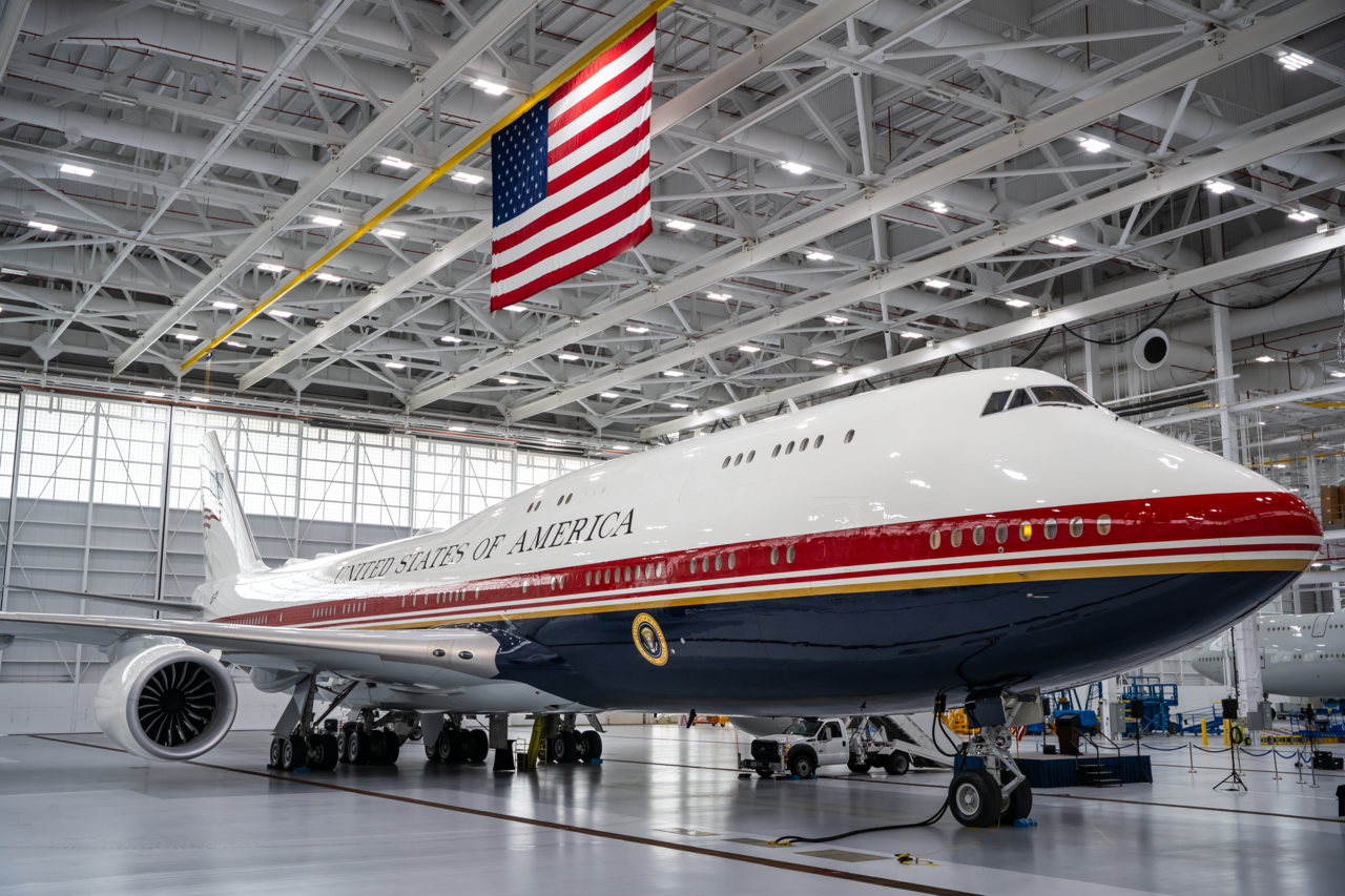 Trump tehdit nedeniyle eski Air Force One'a geçti