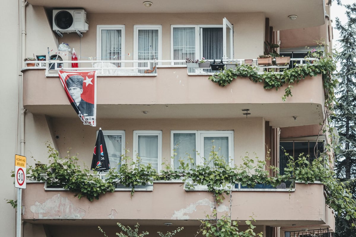 Bursa İnegöl'de ikinci kattaki pencereden düşen çocuk ağır yaralandı