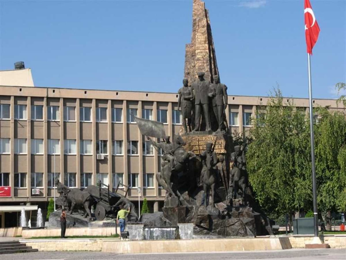 Uşak'ta belediye şirketleri operasyonunda yeni gelişme: Eski Başkan Özkan Yalım tutuklandı
