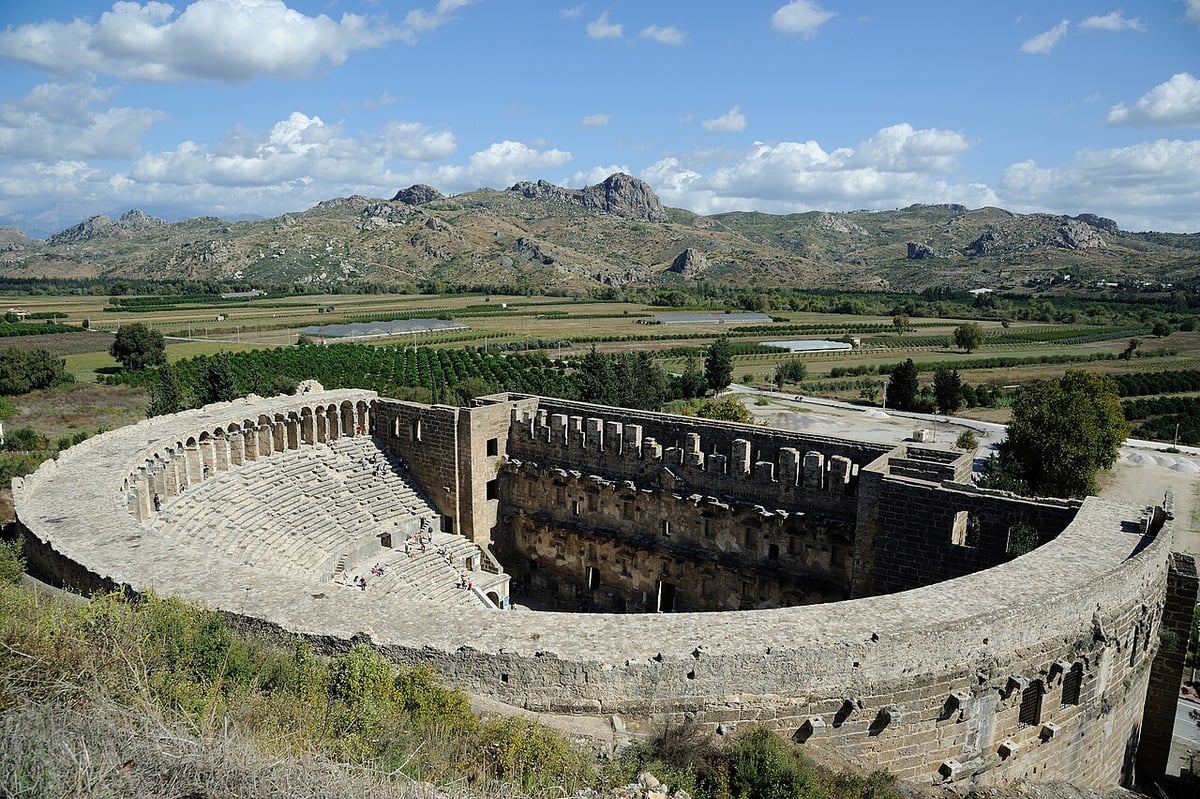 Aspendos'ta 2 bin yıllık Tiyatro Caddesi gün yüzüne çıktı