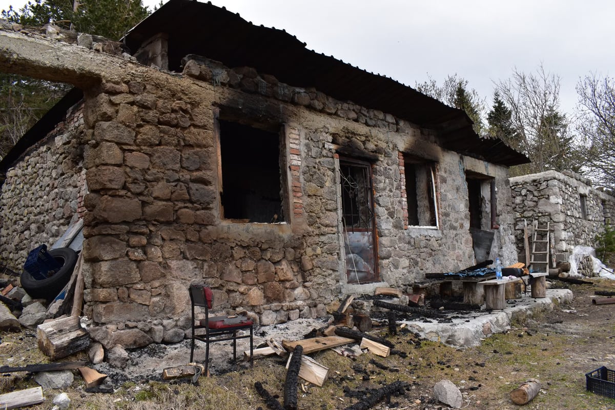 Düzce'de köy evinde çıkan yangın binayı harabeye çevirdi