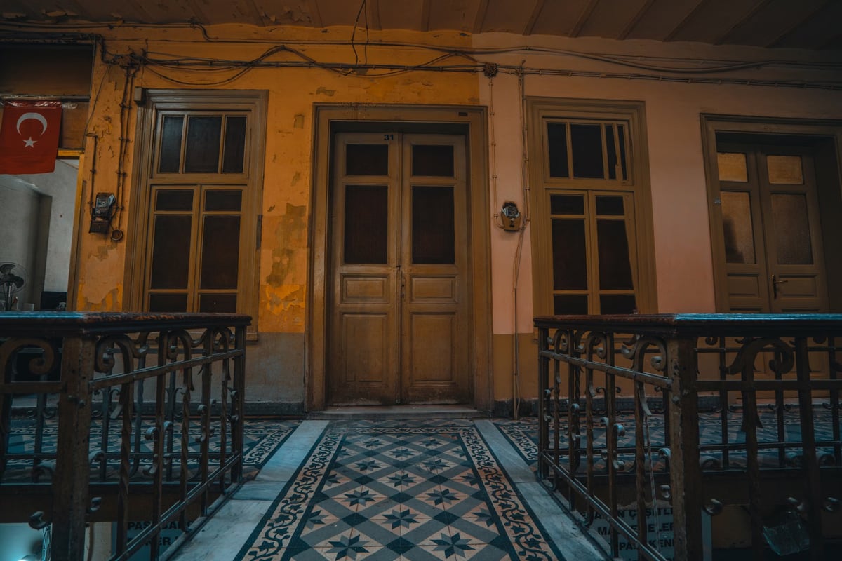 Antalya'da eski kız arkadaşının kapısını benzinle yaktı