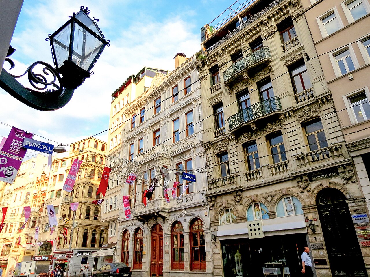 İstanbul'da İstiklal Caddesi'ndeki AVM'de yangın çıktı