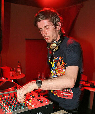 Fransız DJ Kavinsky Paris'te evinde ölü bulundu