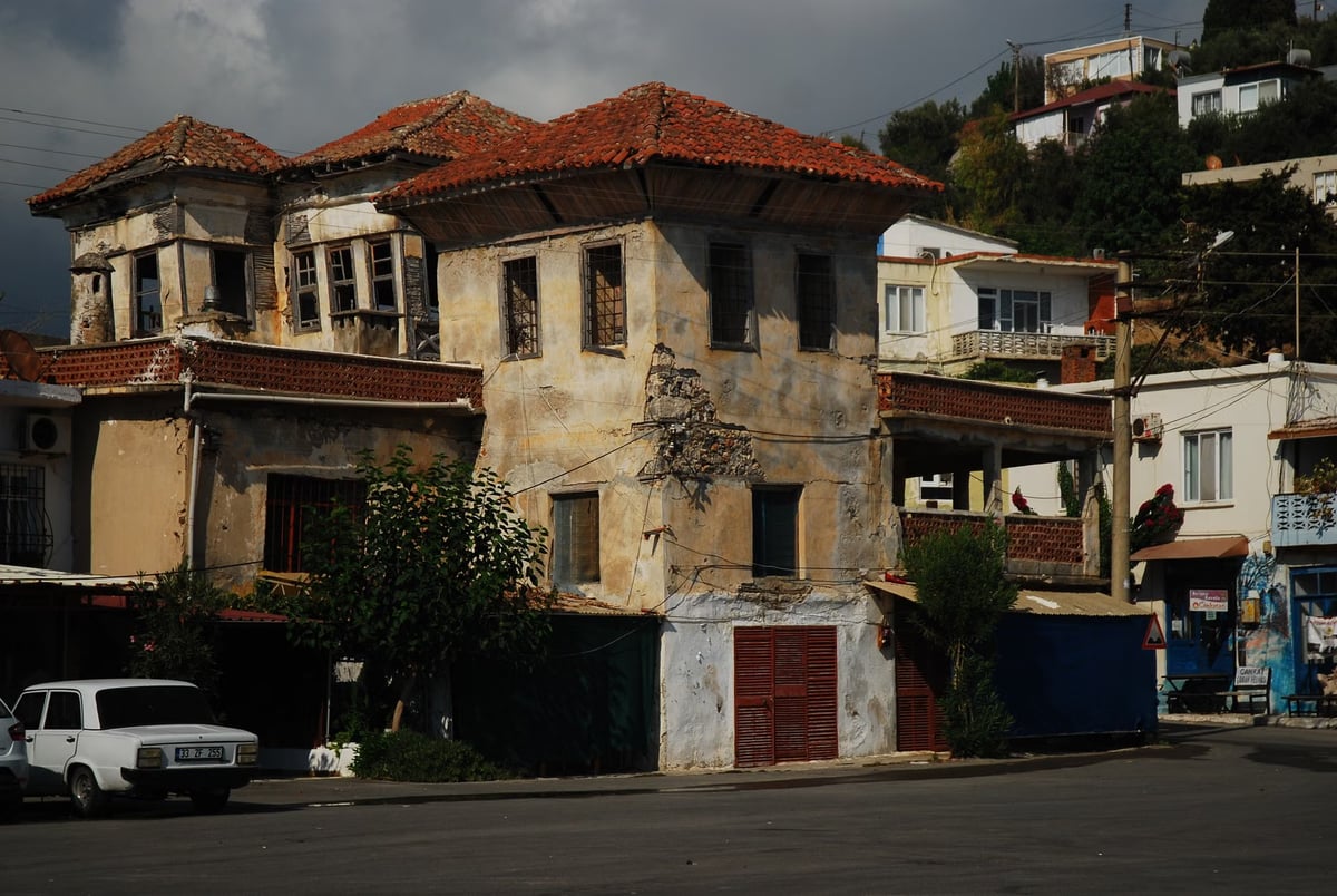 Mersin'de evinin önünde oturan kişiyi darbeden şüpheli tutuklandı
